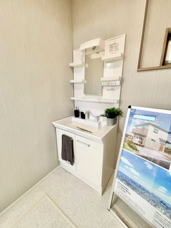 高い位置に水栓があり、水垢が付きにくい洗面台です!お掃除がとっても楽になります♪