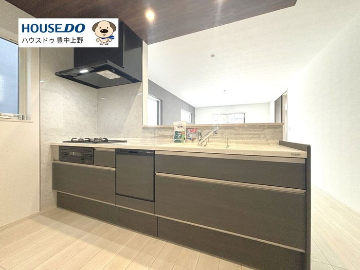 【キッチン】
食器洗浄乾燥機付きのシステムキッチン♪対面式のため、料理中でもお子様を見守れます♪