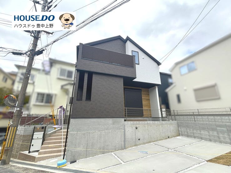 閑静で気品に溢れる「上野東1丁目」の新築戸建♪お車2台駐車可能!豊中市で人気の「第三中学校」区のため、お子様の教育環境としても◎