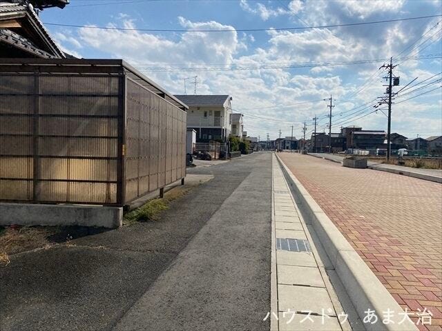 幅員約4mの前面道路です。車はスピードを抑えて走行するので、お子様にも安全な道幅となっています。