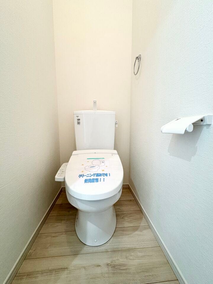 大人も子どもも快適な自動温洗浄便座機能付きで、衛生的かつ、ペーパー節約にもなります。