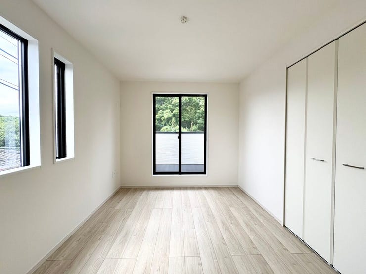 家具配置の自由度が高いお部屋です。収納棚などで自分好みに空間づくりができ、書斎や趣味部屋として使いやすい一室です。