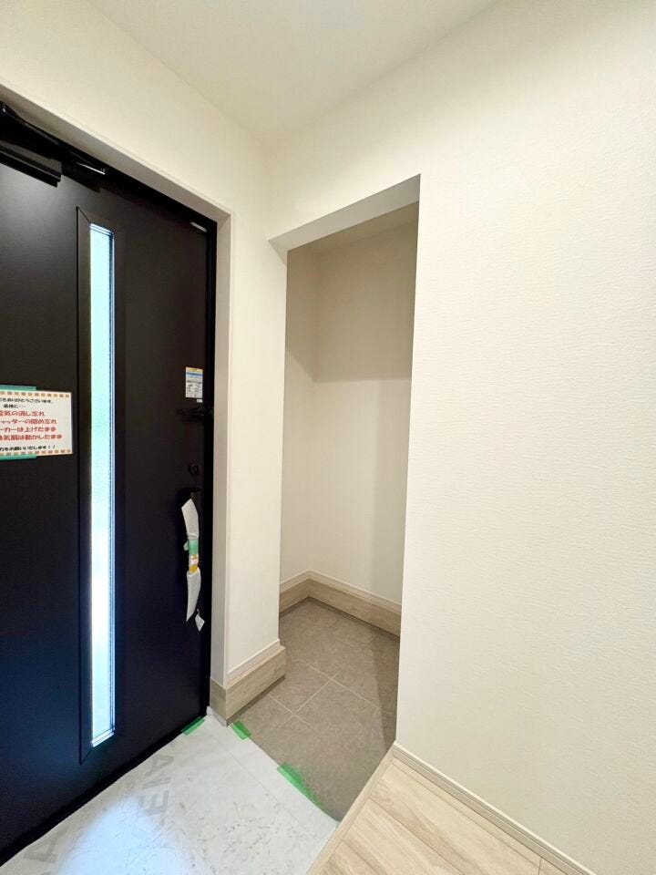 玄関横に納戸を設けており、アウトドア用品やベビーカーなどをすっきり収納ができます。日用品や防災用品の収納場所としても便利に活用できます。