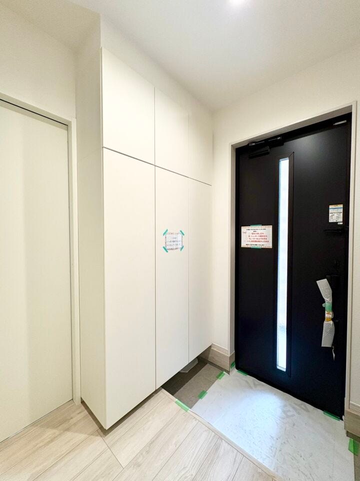 白を基調をしたシューズボックスが備え付けてあるため、収納力◎靴やブーツはもちろんや靴磨き・雨具・洋服のにおい取りスプレー・などもしまっておけます。来客時にきれいな玄関は誰にも嬉しいものです。
