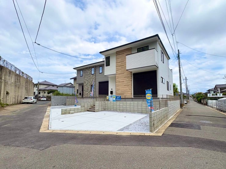 二方向が道路に面した角地ならではの、明るい開放的な住環境です。隣家との距離感が確保しやすく、生活音や視線のストレスが少ないのが角地の良いところです。