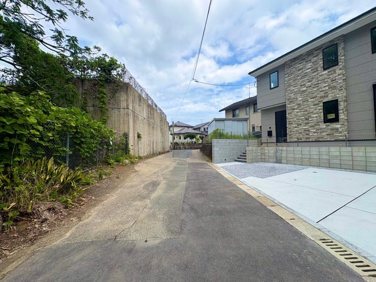 道路幅に余裕があり、運転が苦手な方も安心です。見通しの良い道路に面し、車の出し入れもスムーズです。