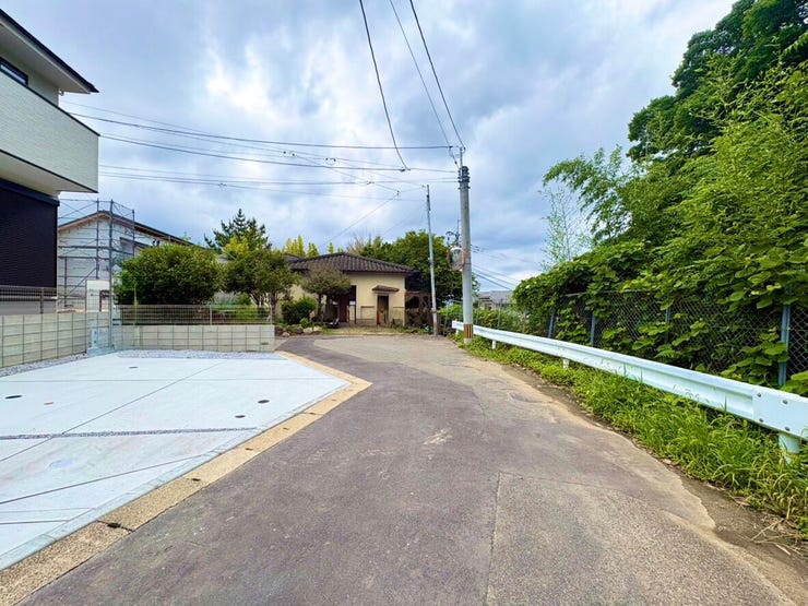 道路幅に余裕があり、運転が苦手な方も安心です。見通しの良い道路に面し、車の出し入れもスムーズです。