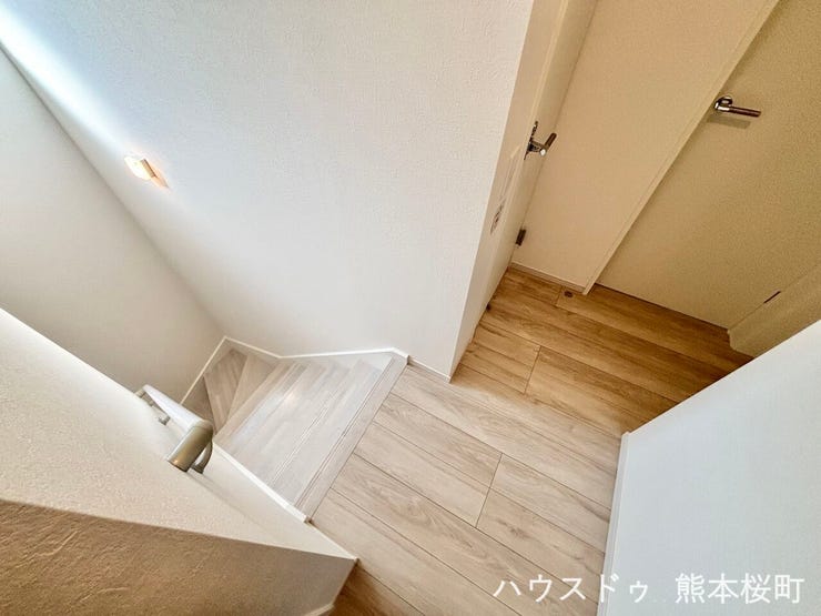 ■暮らしを繋ぐ、明るい動線■採光窓から光が差し込み、足元を優しく照らす。安全で快適な、家族の生活を支える縦の繋がりです。