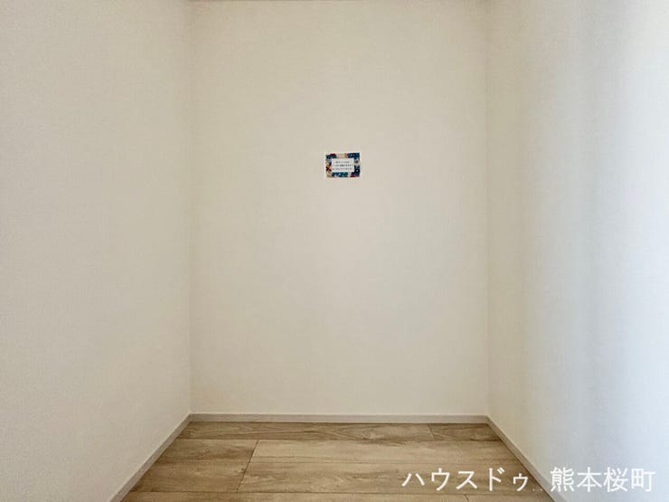 ■2階8帖洋室WIC■衣類から小物まで一ヶ所に集約。整理整頓がしやすく、毎日のコーディネートが楽しくなるゆとりの収納です。