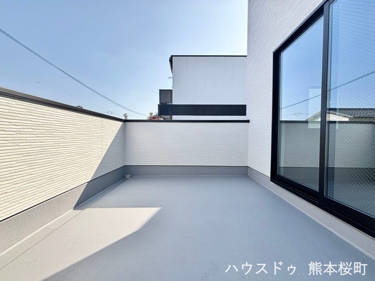 ■空の下の開放的な特等席■日光浴や読書、外の空気を感じながらリフレッシュ。暮らしを豊かにする、もう一つの心地よい空間です。