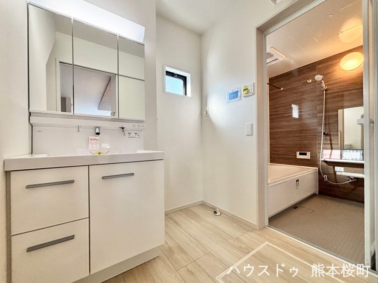 ■清々しいリフレッシュ空間■自分を磨き、気持ちを切り替える。心地よい光が差し込むプライベートスペース。