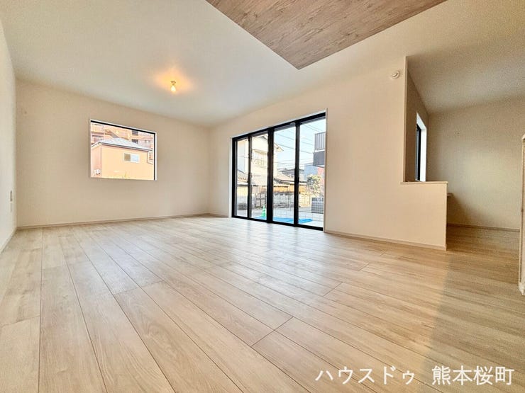 ■安らぎと笑顔の中心地■陽光が優しく降り注ぎ、会話が自然と弾む。ここでは、毎日が特別な時間へと変わります。