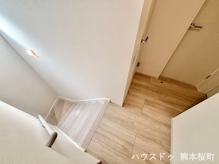 ■暮らしを繋ぐ、明るい動線■採光窓から光が差し込み、足元を優しく照らす。安全で快適な、家族の生活を支える縦の繋がりです。