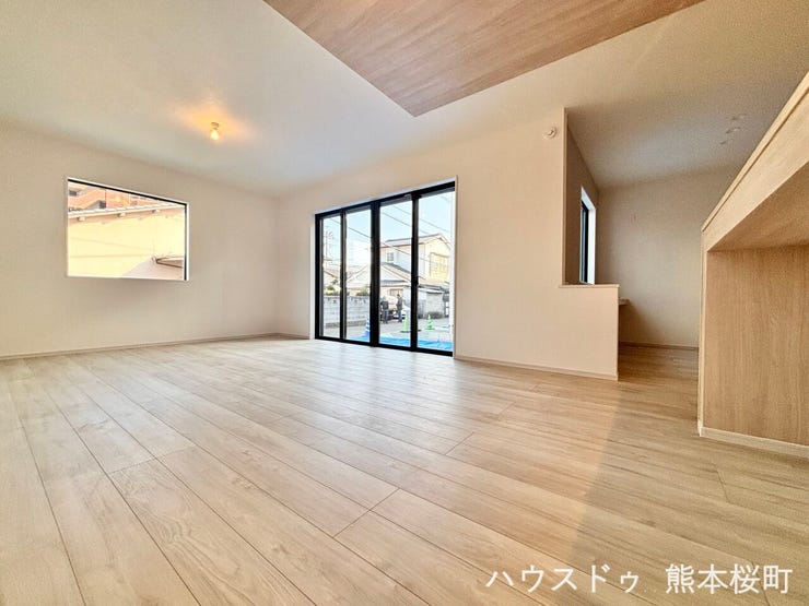 ■安らぎと笑顔の中心地■陽光が優しく降り注ぎ、会話が自然と弾む。ここでは、毎日が特別な時間へと変わります。