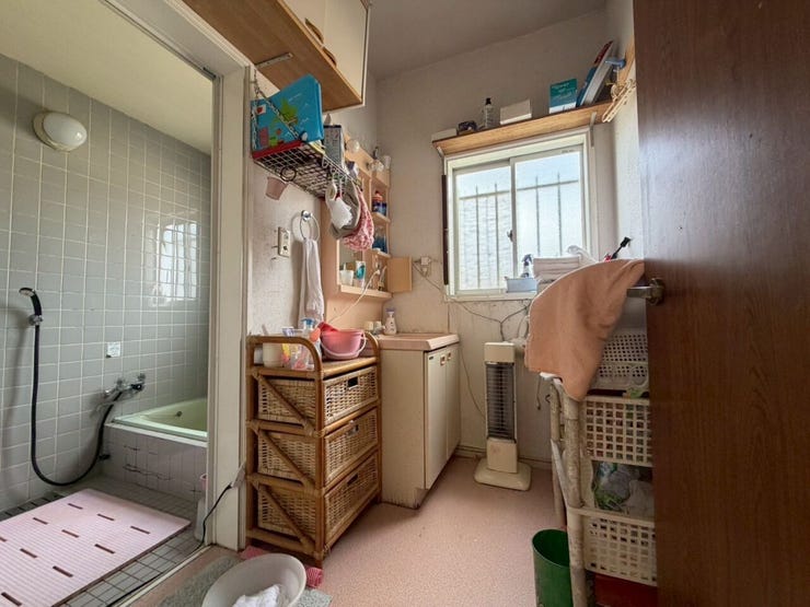 洗濯機を置いてもゆとりのある、ちょうど良いサイズ感の脱衣所。