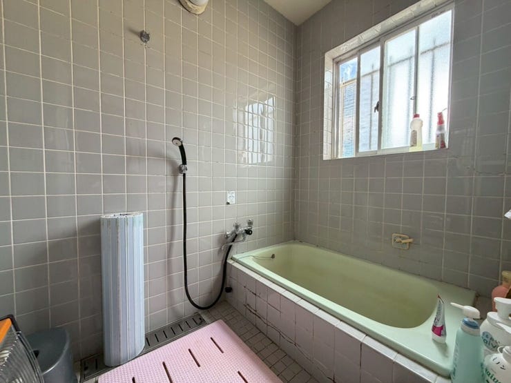 広々とした浴槽で、一日の疲れをゆっくりと癒やせます。