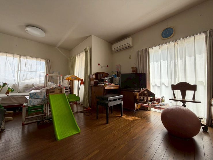 お子様の遊具を置いても余裕のある、広々としたフローリング