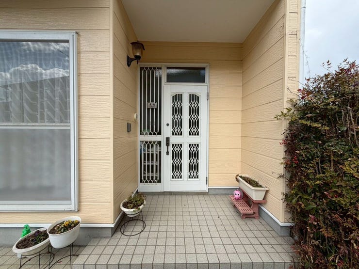 ポーチが広く、雨の日でも落ち着いて傘を差せます。