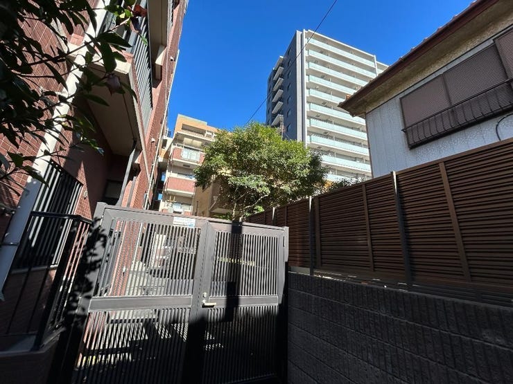 【外観】
門扉付きでプライバシー性・防犯性に配慮された安心の住環境。落ち着いた住宅街で静かに暮らせます。