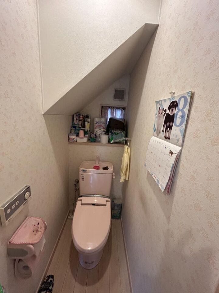 収納スペース付きトイレ。すっきり片付く快適な空間です。