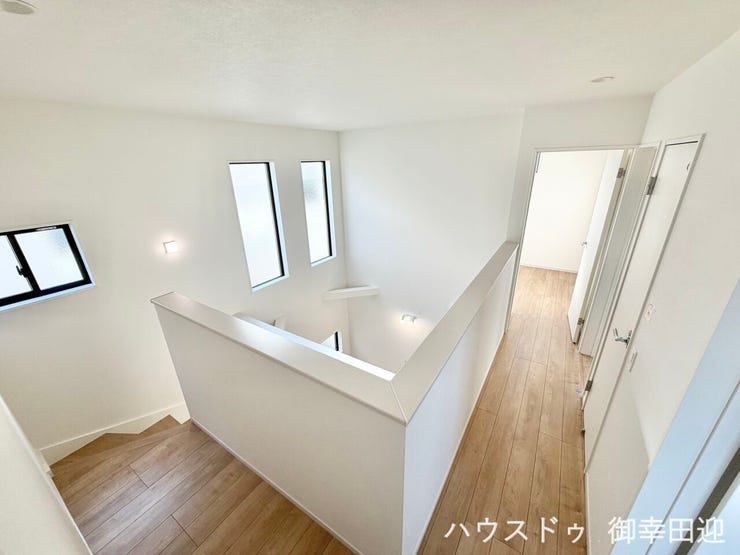 ■暮らしを繋ぐ、明るい動線■採光窓から光が差し込み、足元を優しく照らす。安全で快適な、家族の生活を支える縦の繋がりです。