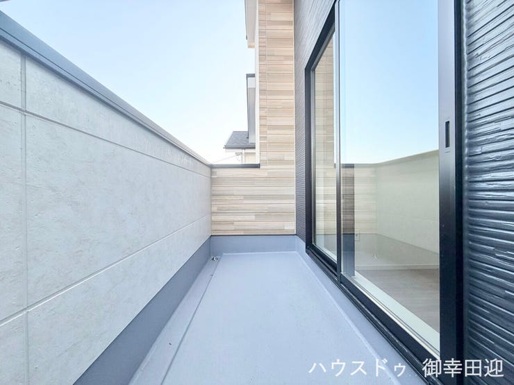 ■空の下の開放的な特等席■日光浴や読書、外の空気を感じながらリフレッシュ。暮らしを豊かにする、もう一つの心地よい空間です。