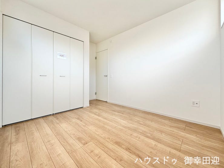 ■2階5.2帖洋室■寝室、書斎、趣味の部屋。家族の成長やライフスタイルに合わせ、様々な使い方ができる快適な空間です。