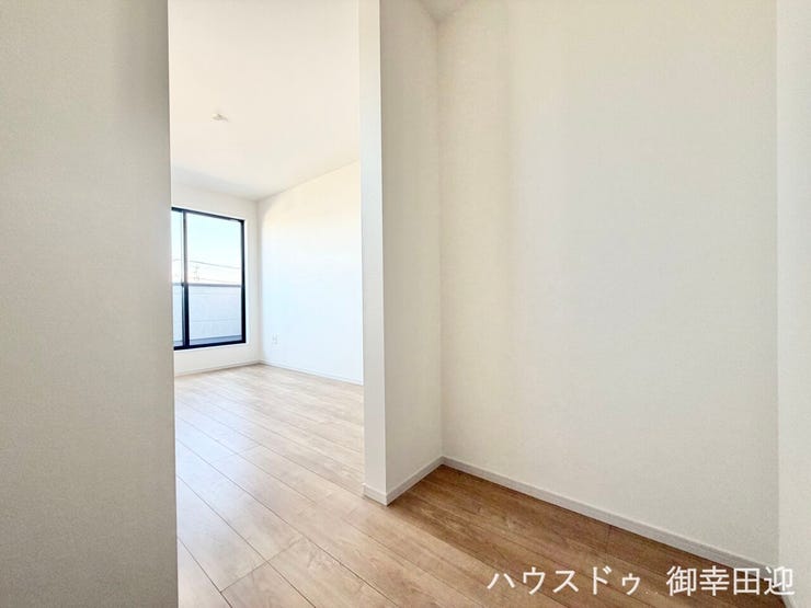 ■2階7.6帖洋室WIC■衣類から小物まで一ヶ所に集約。整理整頓がしやすく、毎日のコーディネートが楽しくなるゆとりの収納です。