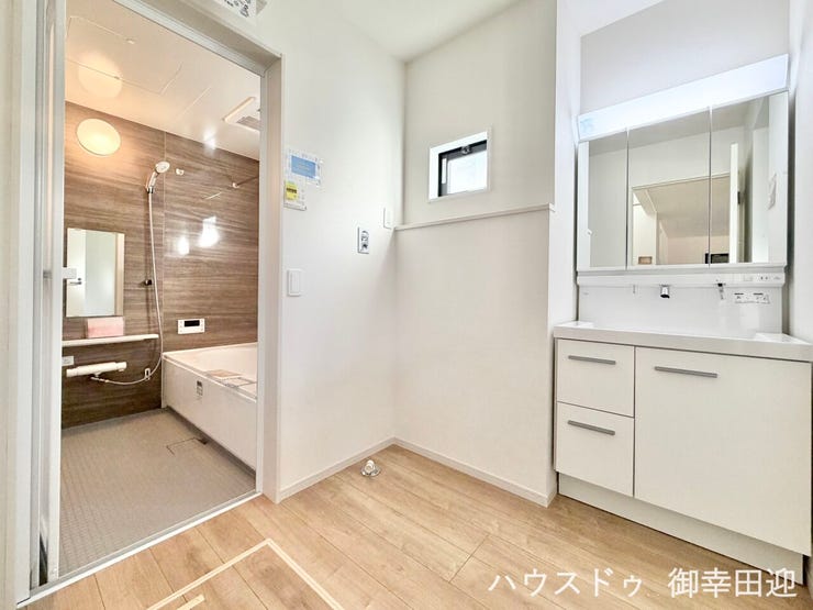 ■清々しいリフレッシュ空間■自分を磨き、気持ちを切り替える。心地よい光が差し込むプライベートスペース。