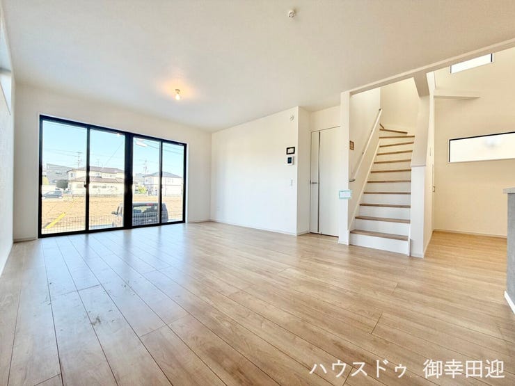 ■安らぎと笑顔の中心地■陽光が優しく降り注ぎ、会話が自然と弾む。ここでは、毎日が特別な時間へと変わります。