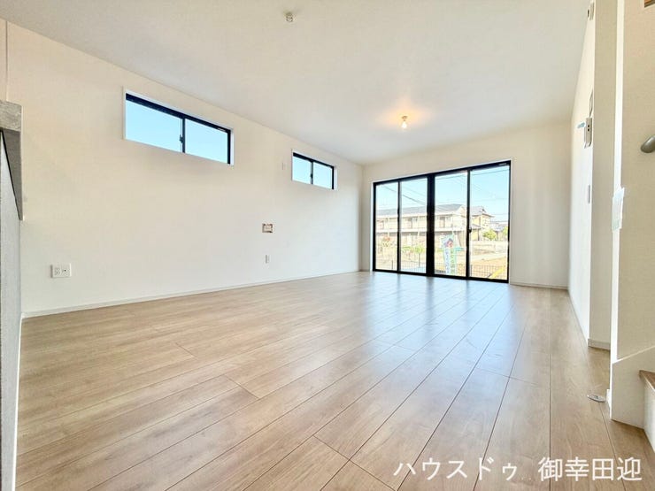 ■安らぎと笑顔の中心地■陽光が優しく降り注ぎ、会話が自然と弾む。ここでは、毎日が特別な時間へと変わります。