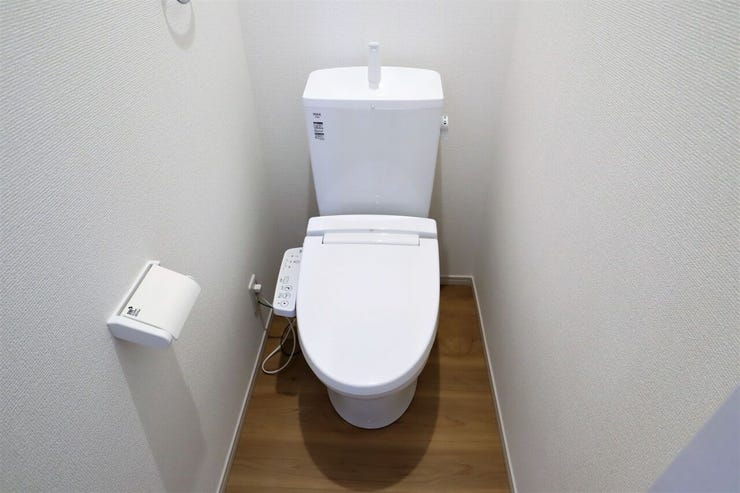 トイレ 同仕様
温水洗浄便座♪
寒い季節も快適です♪