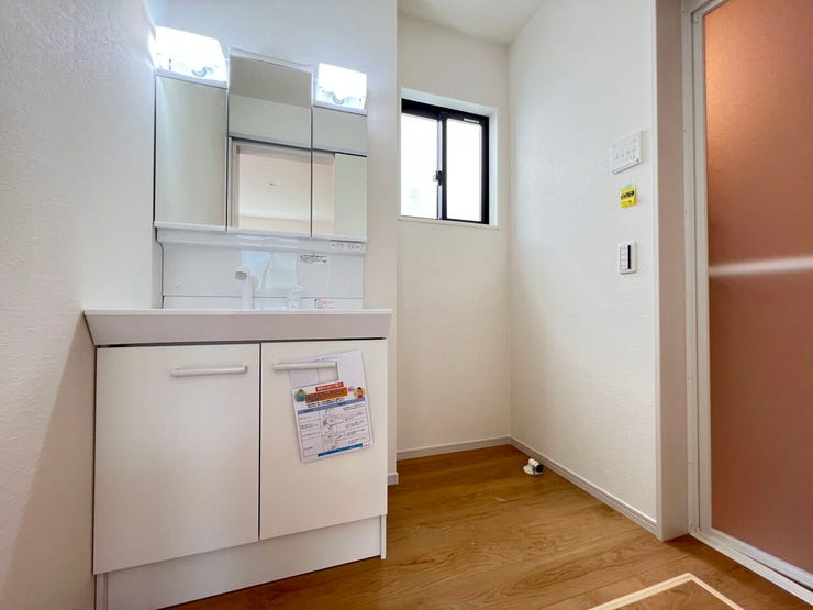 洗面所 同仕様
シャワー付き洗面化粧台♪
朝の身支度も楽々♪