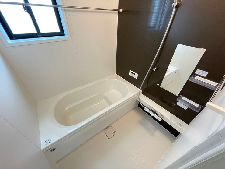 浴室 同仕様
ゆったりくつろげるバスルーム♪
小窓付きで換気もバッチリです♪