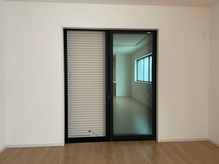 シャッター雨戸 同仕様
長期の旅行や台風などの災害に役立つシャッター雨戸♪