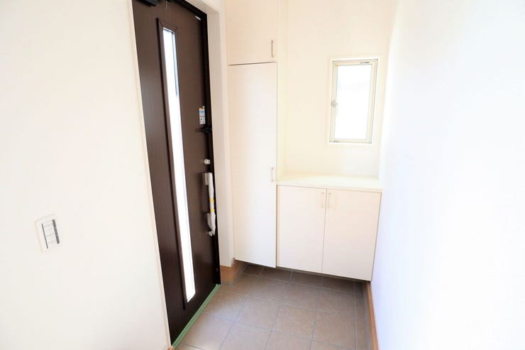 玄関 同仕様
シューズボックス付きの玄関♪
玄関がスッキリとお使いいただけます♪