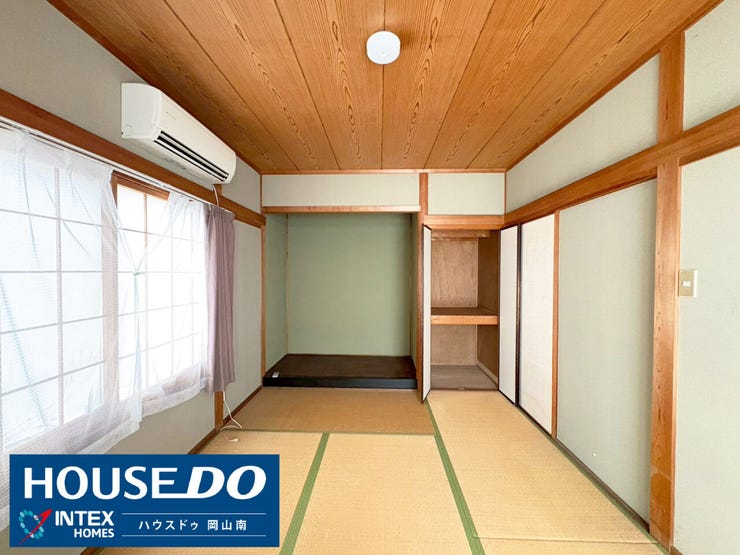 【心安らぐ伝統の和空間】
木の温もりを感じる天井と畳の香りに包まれて、家族でゴロゴロ寛げる贅沢なひとときを♪収納も完備されており、お子様の着替えや季節の寝具もスッキリ片付きますね!