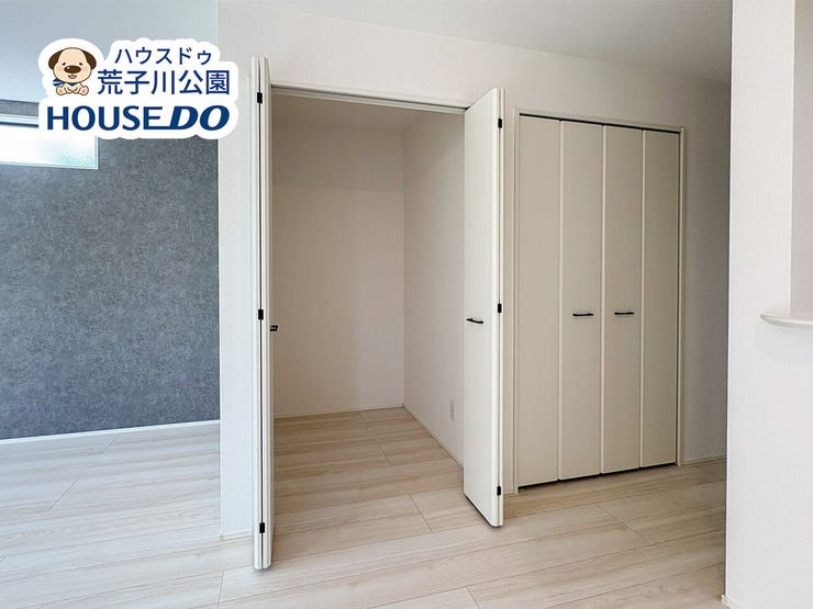 ふたつの大型のリビング収納