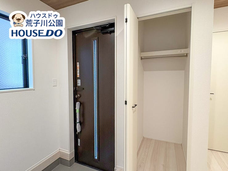 玄関脇に大型のファミリークローゼット