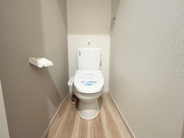 温水洗浄便座付きで、毎日快適に使える清潔感のあるトイレです。