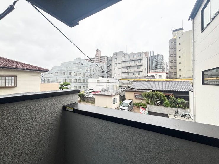南向きのバルコニーで、日当たり良好。屋根付きで、雨の日も安心です。
