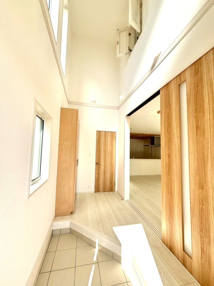 お家の顔ともいわれる玄関が吹抜になっていることで、空間全体に開放感が広がり、光と風をたっぷり取り込むことができるデザインです♪