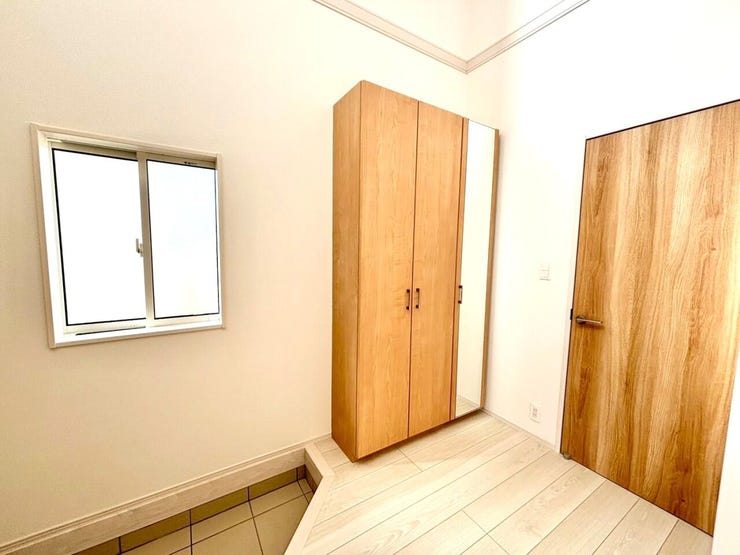 姿見付きのシューズボックスは出かける前に全身を確認できるため、服装や靴のコーディネートを整えるのに便利です!