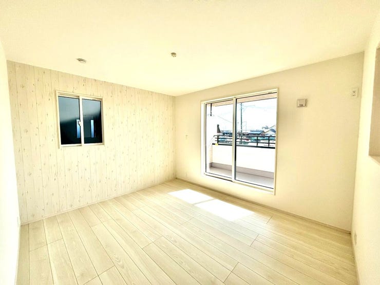 柔らかい雰囲気の木目調のアクセントクロスは、心地よくリラックスできる居住空間が演出されます♪