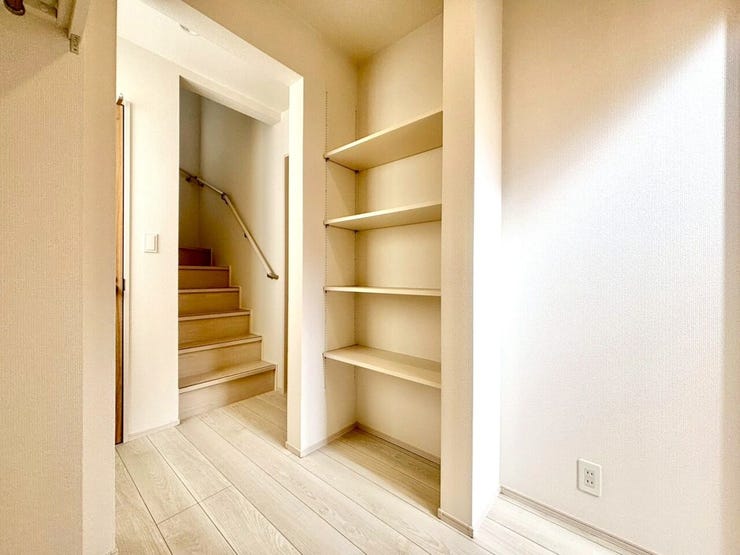 棚付きの収納は、細かなものなども自分好みに分けて収納することが出来ます!