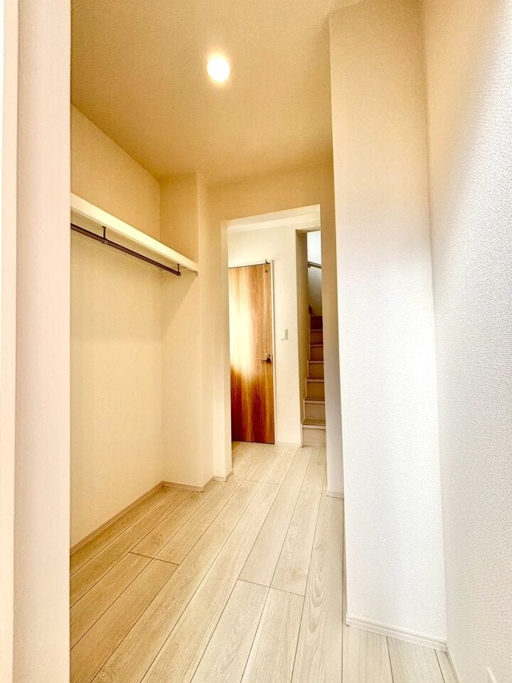 1階のウォークスルークローゼットは、玄関から直接2階に上がる導線になっており、アウターや外出用品を収納することで自室からそのまま外出の準備が効率よくできます♪