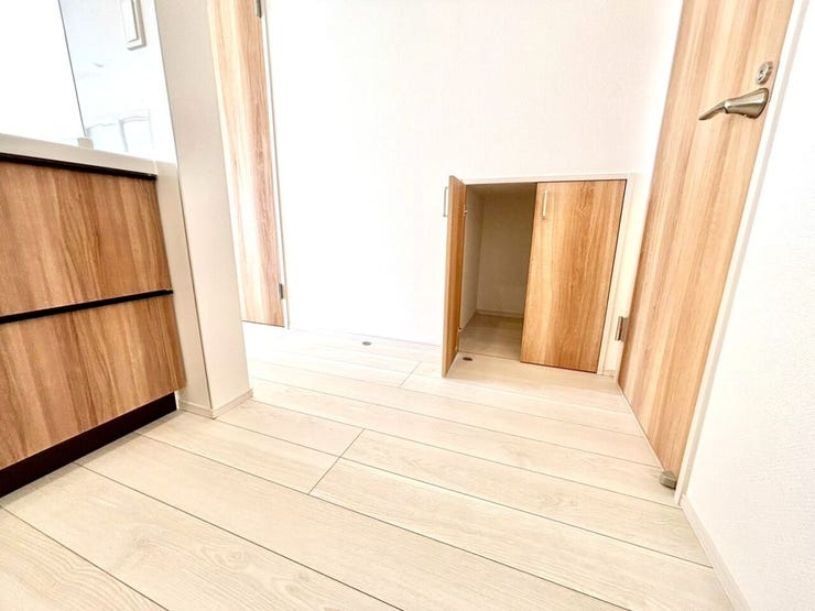 キッチン横の収納は普段は使わない季節用品や、食器類・調理器具などの収納に便利です!