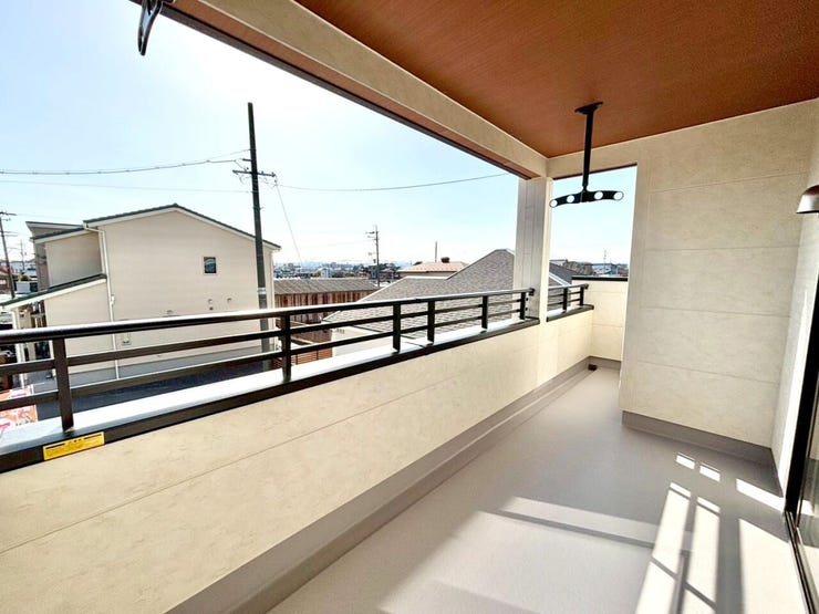 インナーバルコニーは雨や風、直射日光を防ぐ構造になっているため、洗濯物を干す場合でも安心して使用できます♪