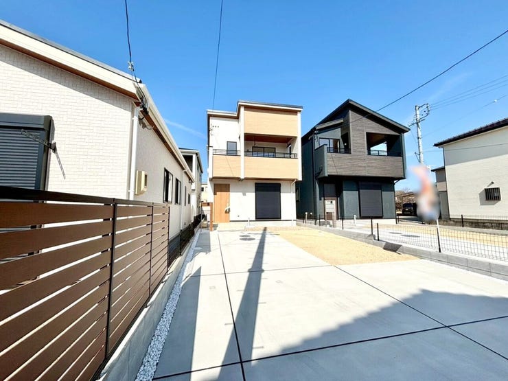 並列で駐車ができるため、片方の車を移動させる必要がなく、効率的に出し入れができます!