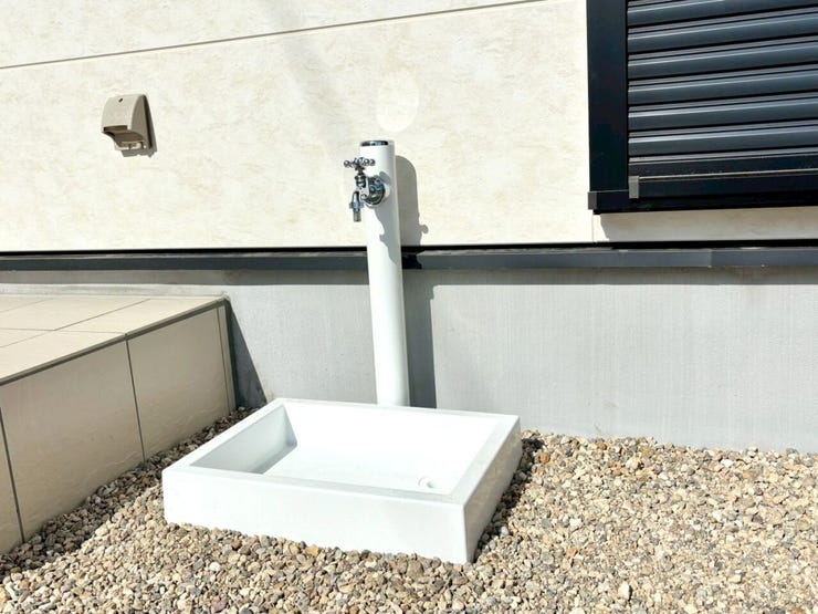 玄関横に水道が付いているため、車の洗車やガーデニングなどに便利です♪